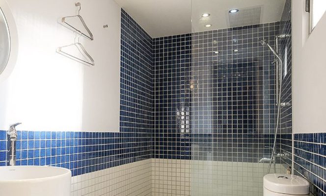Gạch ốp tường màu xanh trắng giữ nhà tắm luôn sạch sẽ và mới tinh.