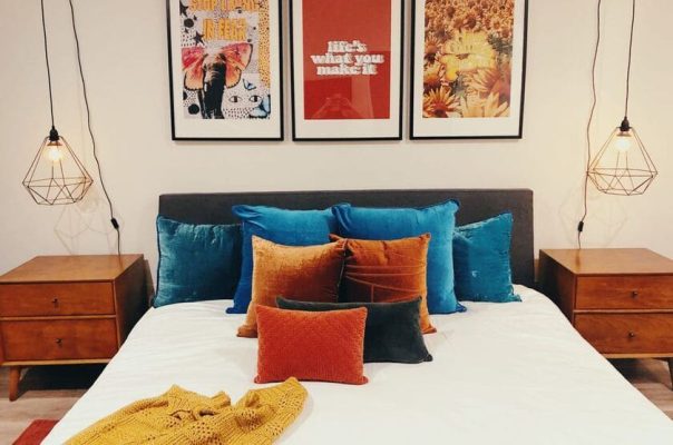 Giường ngủ được trang trí với các gam màu nóng đậm chất retro style.