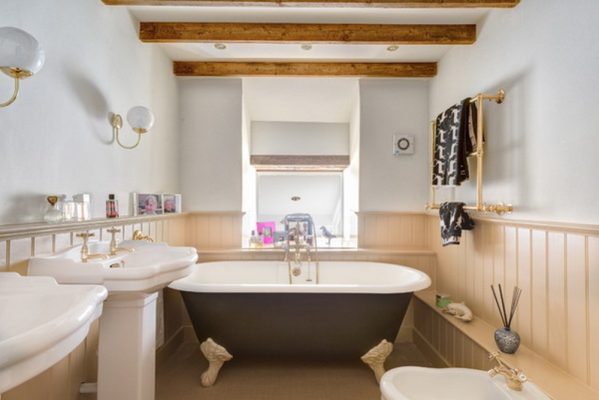 Phòng tắm theo phong cách thiết kế đồng quê thường nổi bật bởi chiếc bồn tắm
