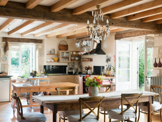 Phòng bếp Country Style thường có tủ bếp lớn và bàn ăn đặt ở giữa không gian