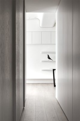 Hệ tủ trong một căn hộ mang phong cách tối giản