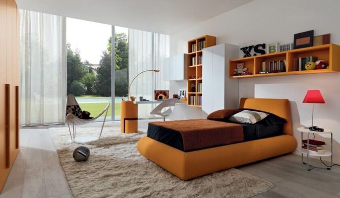 Tone màu cam được sử dụng và bố trí khéo léo xuyên suốt không gian phòng ngủ hiện đại.
