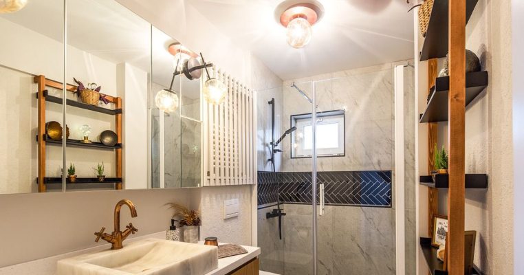 Phòng tắm với bồn đá cẩm thạch.