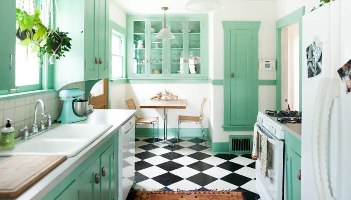 Nhà bếp được thiết kế kiểu retro style bắt mắt với gam màu xanh pastel hiện đại.